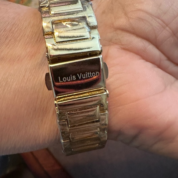 Gold-Tone Metal Watch.  DESING NOT AUTHENTIC - Picture 11 of 12